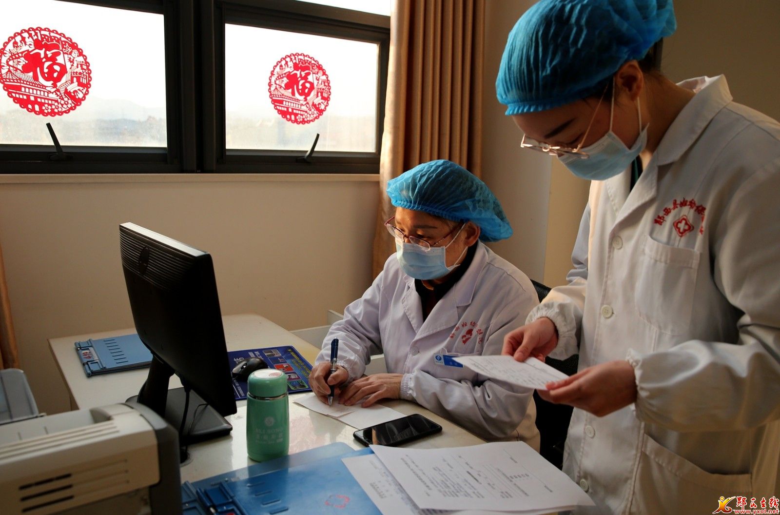 正在忙碌的产科医生