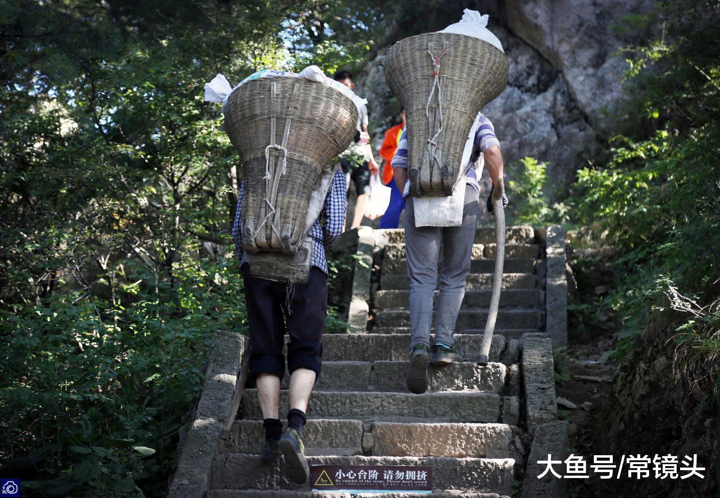 社会夫妻拼命下苦力赚钱招上门女婿女儿结婚车房全送