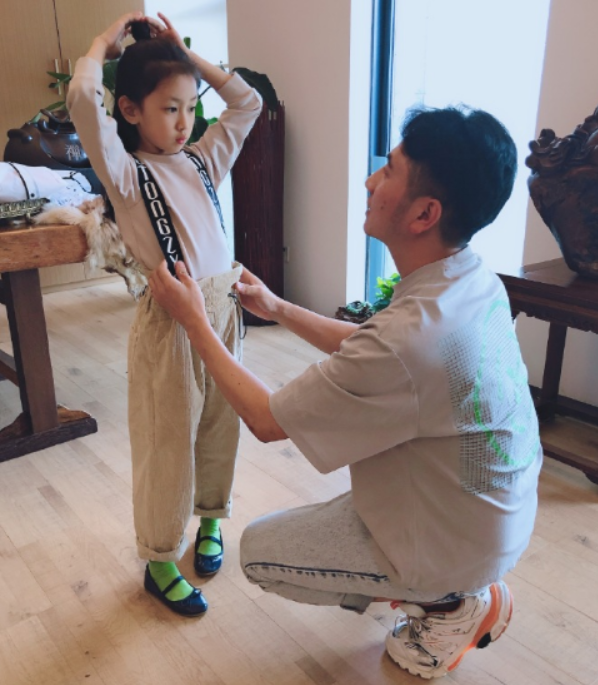 保姆儿子出现在林府家宴, 坐林父旁像亲孙子_zzd_学生时代