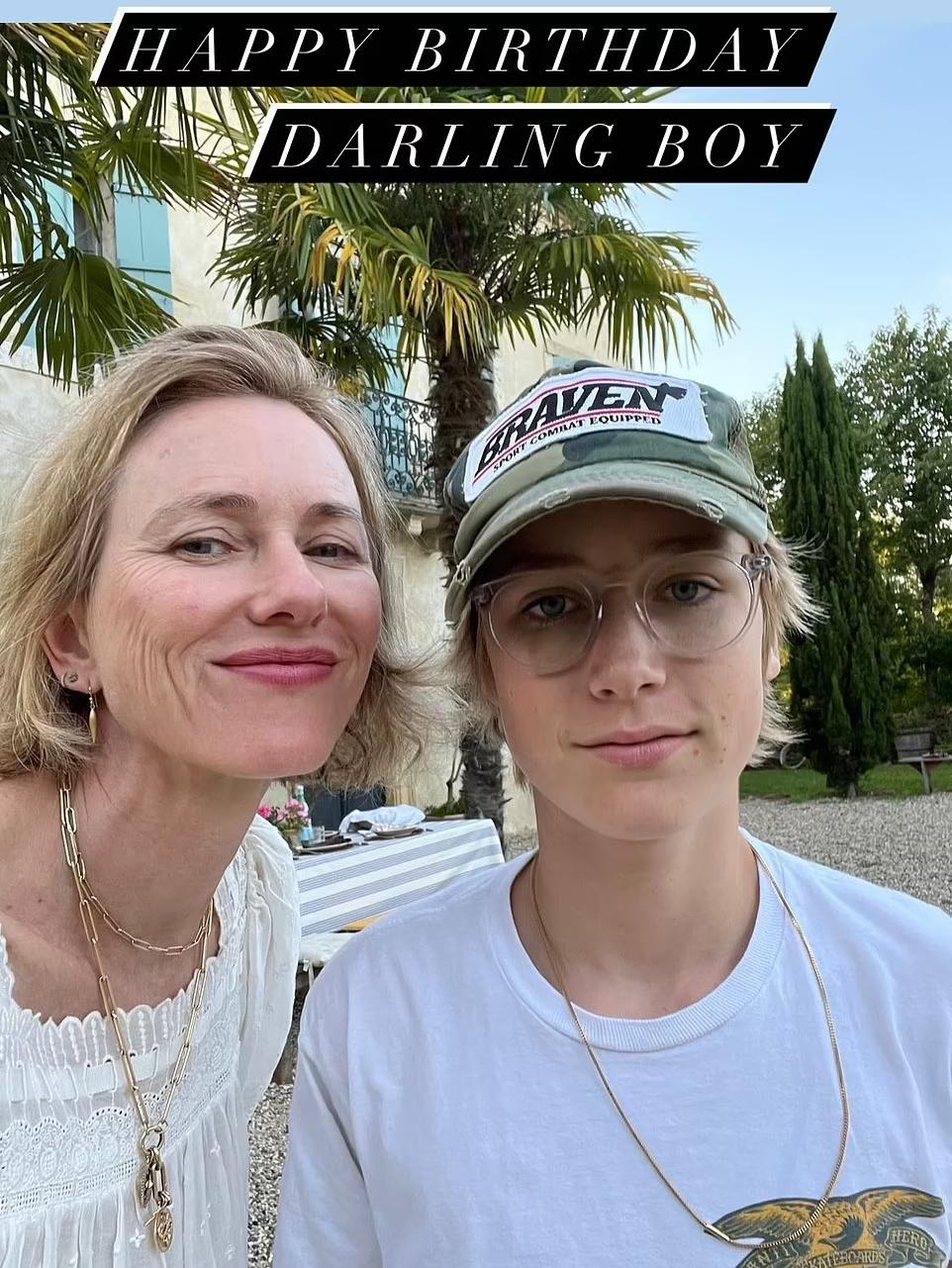 naomiwatts目前正在与演员billycrudup(如图)约会——她在2017年的