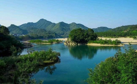 温州靠海,且位于浙闽丘陵,所以温度适中,四季分明,四季皆适合旅游.