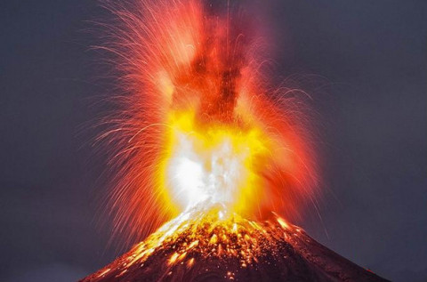 墨西哥科利马火山喷发自带闪电 画面极具震撼