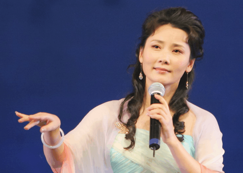 54岁冻龄美女何赛飞全家近照, 为事业婚后十年产子, 18岁儿随母姓