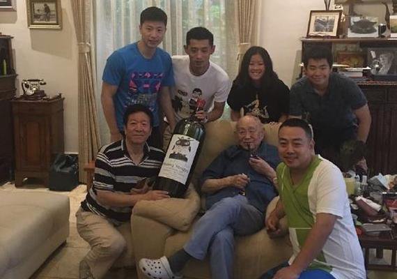 刘国梁带继科马龙拜访黄永玉