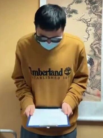 中国留学生在莫斯科披旭日旗上课，本人鞠躬道歉