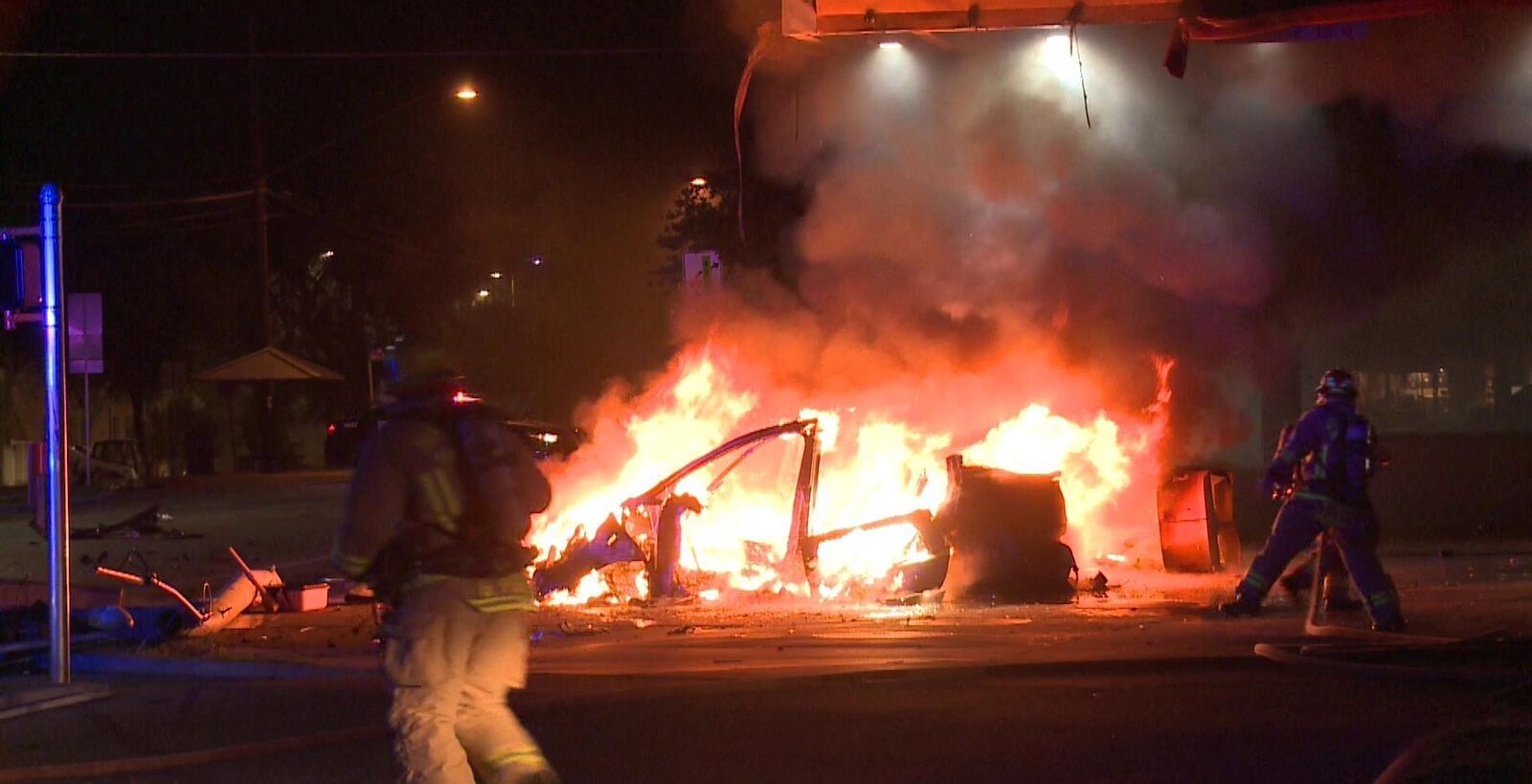 突發事件: 特斯拉Model X撞進加油站自燃起火, 駕駛員被捕-圖3