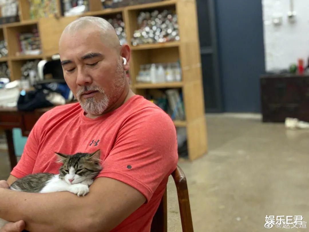 62岁赵文瑄颜值崩坏, 昔日气质型男变秃头大叔, 却仍被赞男人味浓_zzd