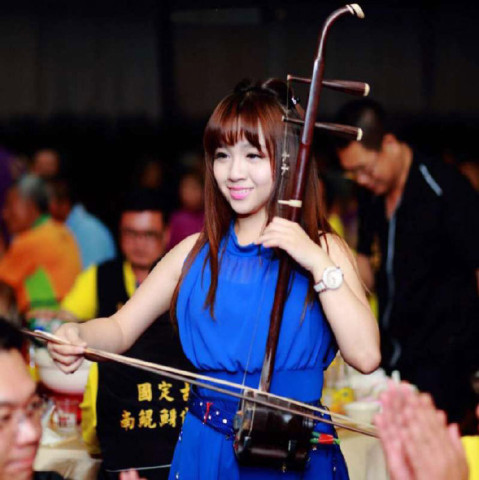 ▼这位女孩是国乐界的正妹二胡依琳 erhu eilleen,时常在脸书上发表她