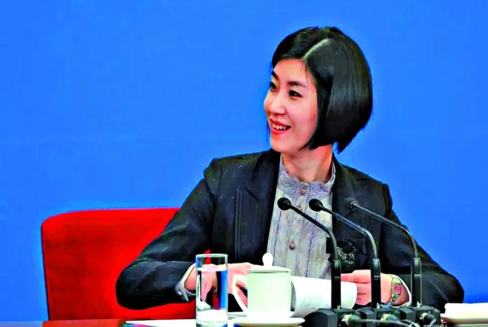 外交部"金花"升职了, 曾因一句神仙翻译走红, 是年轻人该追的星