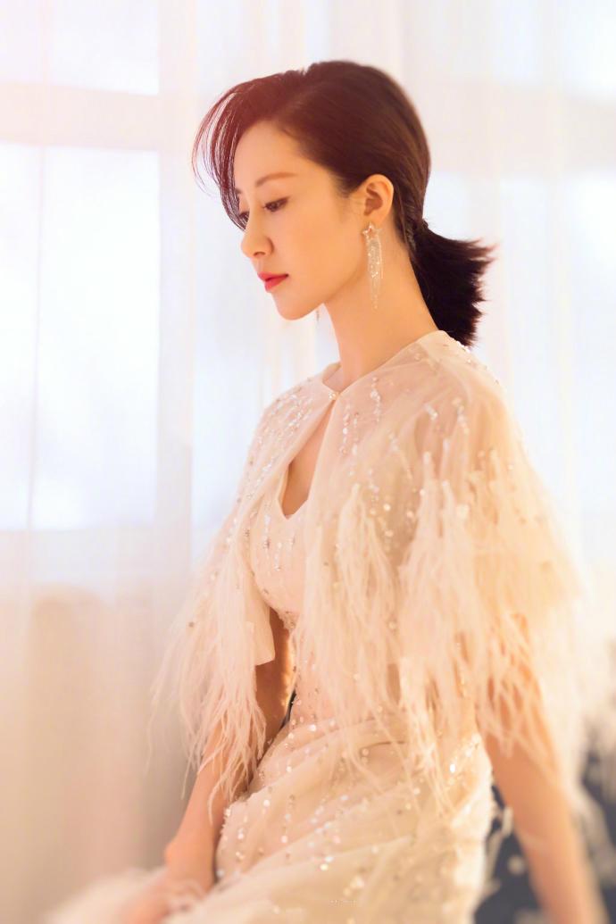 万年女配竟然衣品不输大幂幂? 今年秋冬穿搭照着她就错不了!