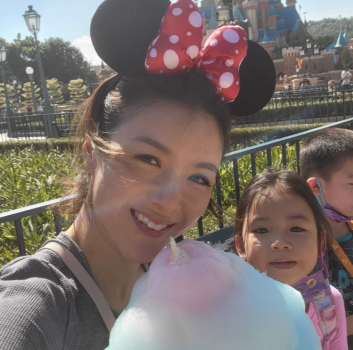 Tvb视帝陈豪老婆晒照 只身一人带三娃游玩 手上棉花糖比脸还大 娱乐 快乐柠檬 L站 Tvb视帝陈豪老婆晒照 只身一人带三娃游玩 手上棉花糖比脸还大 娱乐 快乐柠檬 L站