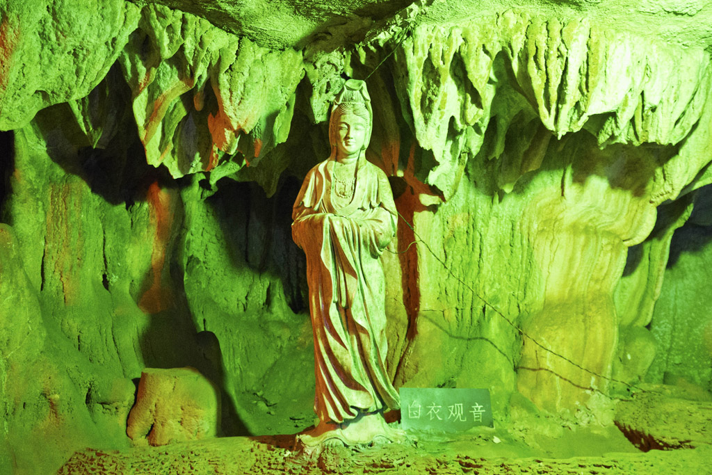 与石笋,石柱,石幔相伴的二千多尊观音像组成东南亚最大的观音洞_zzd