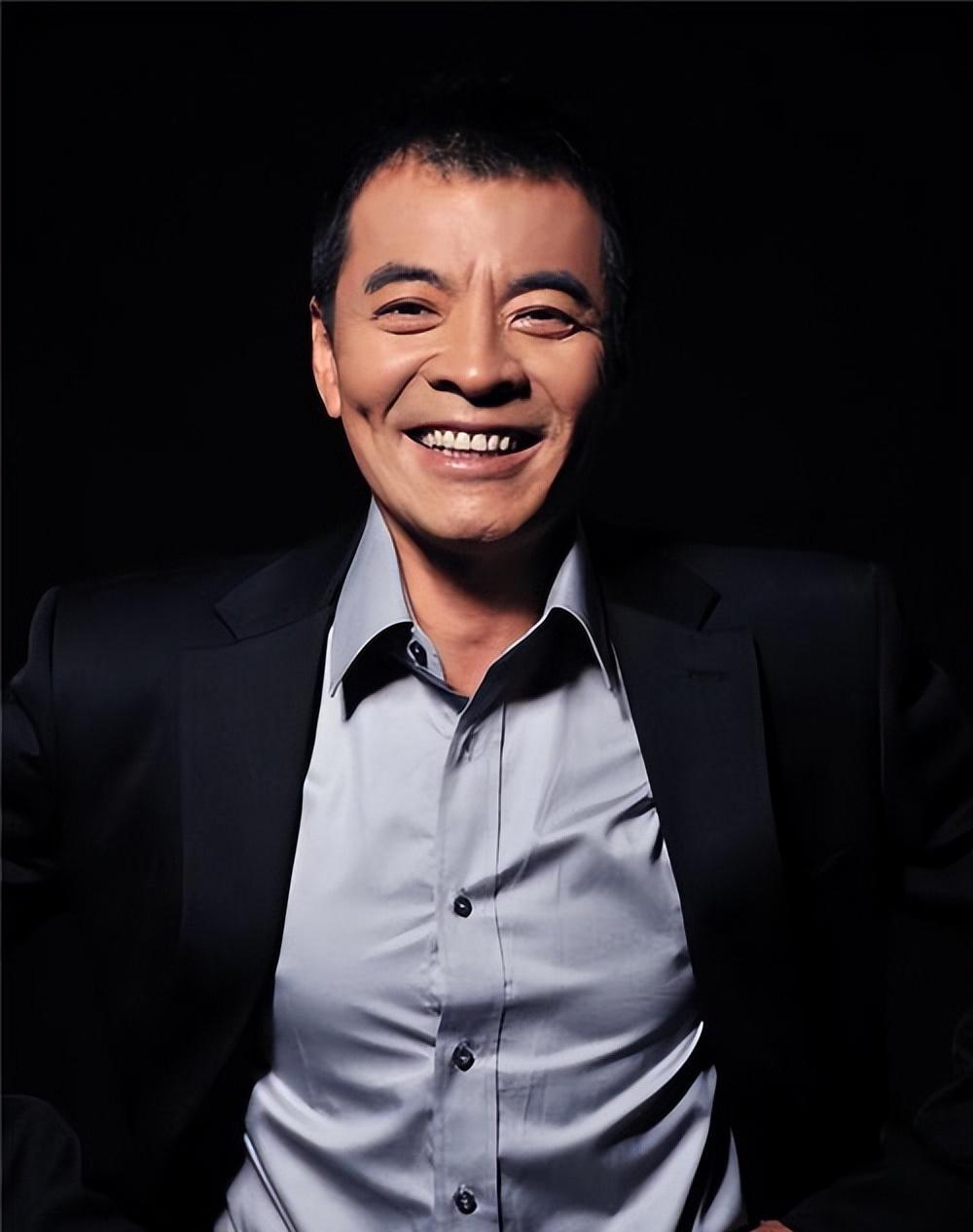 刘威慢慢接触到了影视业,并且喜欢上了演戏,在1980年的时候,刘威放弃