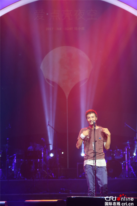 媒体爆料周迅在上海携助理会客吃饭,工作之余密会香港著名监制李恩霖