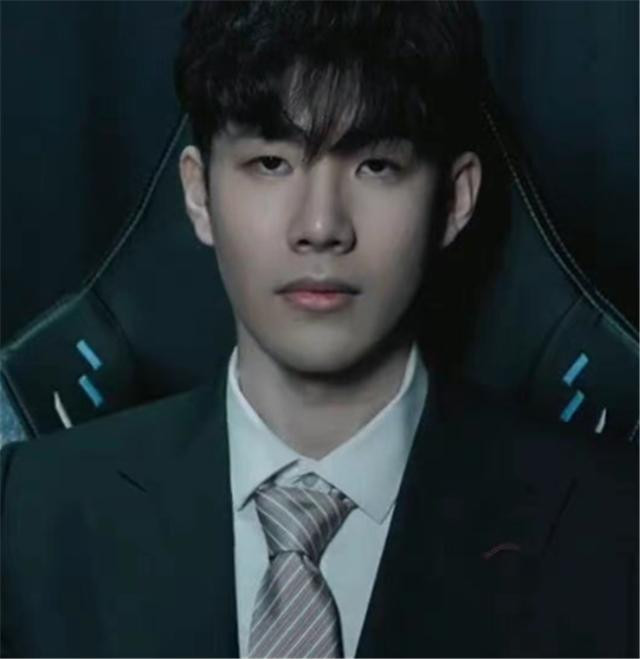 theshy开启"总裁范", faker趁休赛期矫形, 选手都