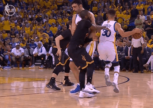 细说总决赛G2受争议的动作, 詹姆斯垫脚库里,