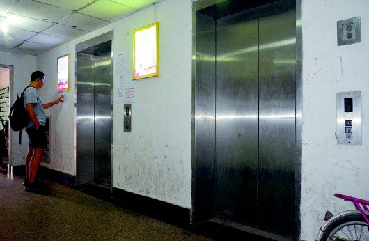 盼了两年 南京路98号居民楼老电梯终于要换了