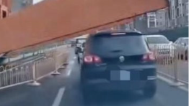 武汉龙门吊倒塌砸中汽车！1死1伤惊魂一刻