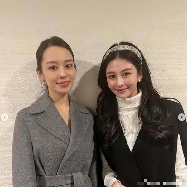 郎朗一家三口亮相红毯,吉娜与婆婆亲昵搂抱,腰身仿佛只有婆婆巴掌大