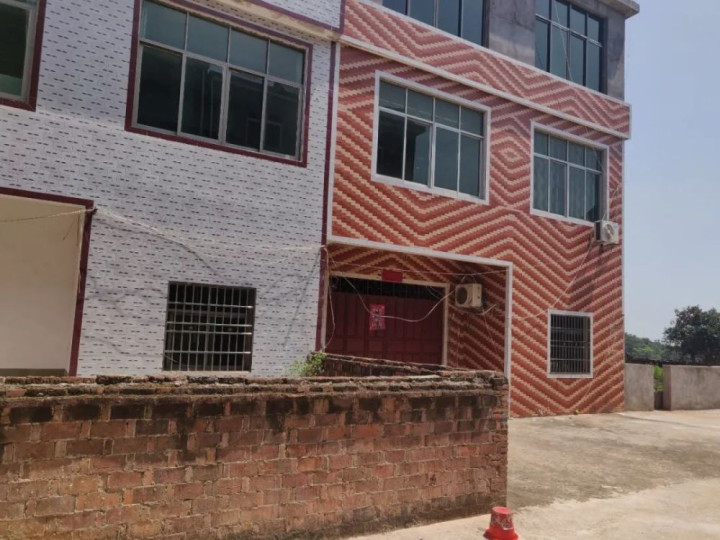 被父母虐待致死的12岁男孩：多次逃跑流浪，临死前被吊在太阳直射的三楼