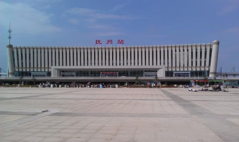 玉山南站:玉山南站采用典雅大气造型,黄色墙面,灰色屋顶,站房外观采用