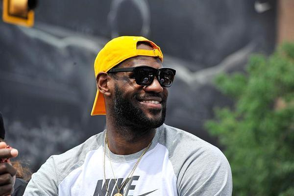 心酸! 捐出8亿美元的詹皇承认自己太吝啬, 全因