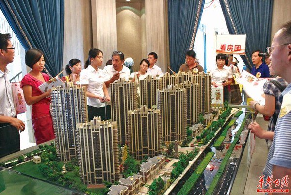 "今天合肥购房团买了18套清盘的房子,月底还要买32套即将开盘的别墅