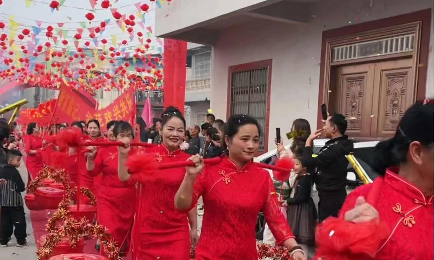 人均摊派上千元，红毯旗袍一条龙：广西多地呼吁外嫁女攀比