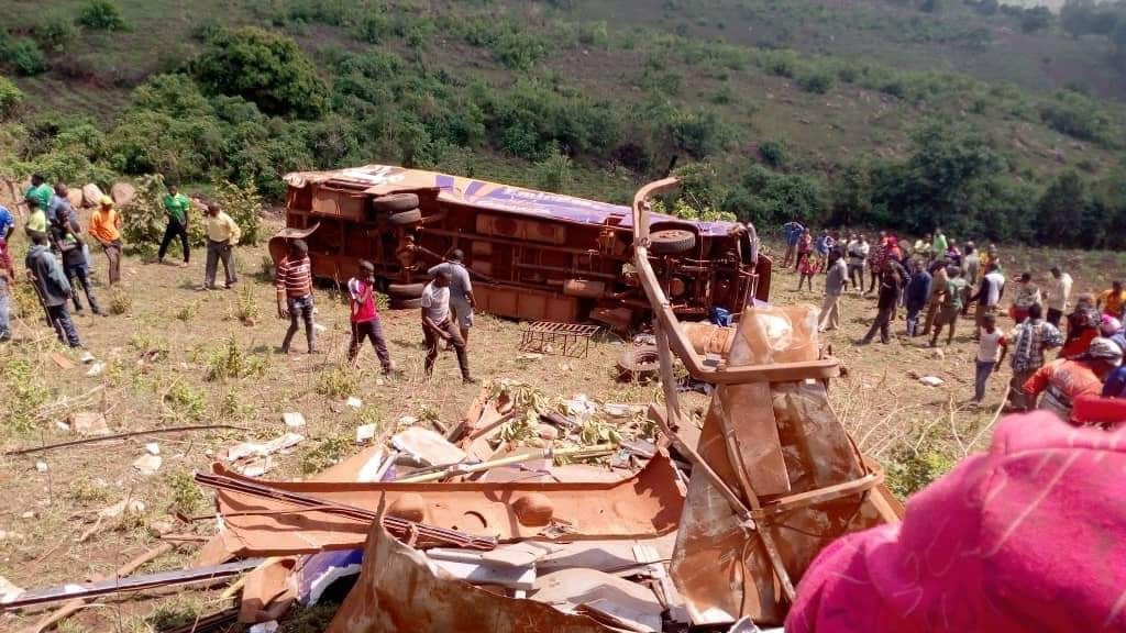 坦桑尼亞一客車側翻 造成15人死亡-圖1