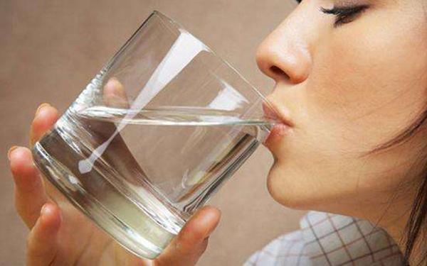 每天喝八杯水真的健康吗? 这些喝水误区你中了多少