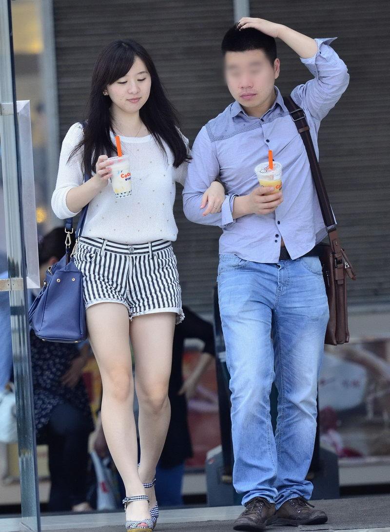 街拍纹身吸烟逛街美女,靳东牵手妻子甜蜜逛街