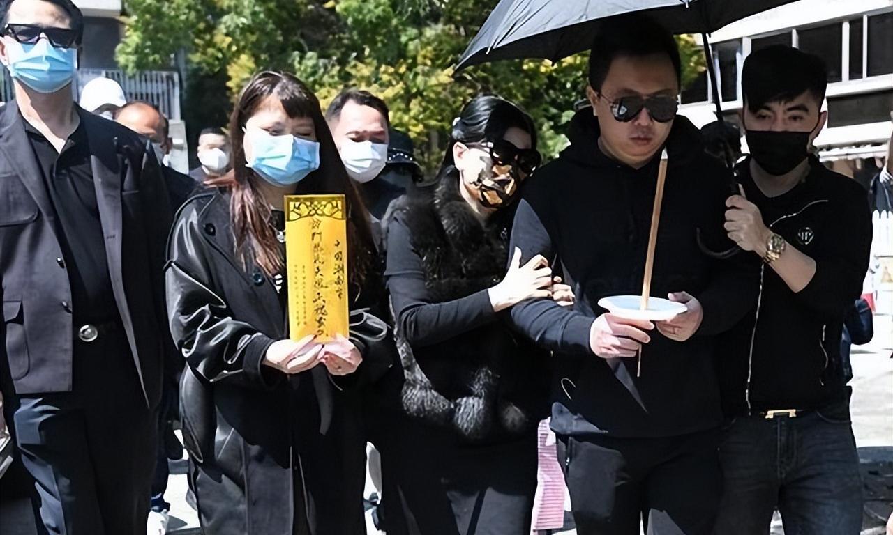 监控还原邝球买绞肉机：嫌3.5万碎骨机太贵，8700元买下意大利产