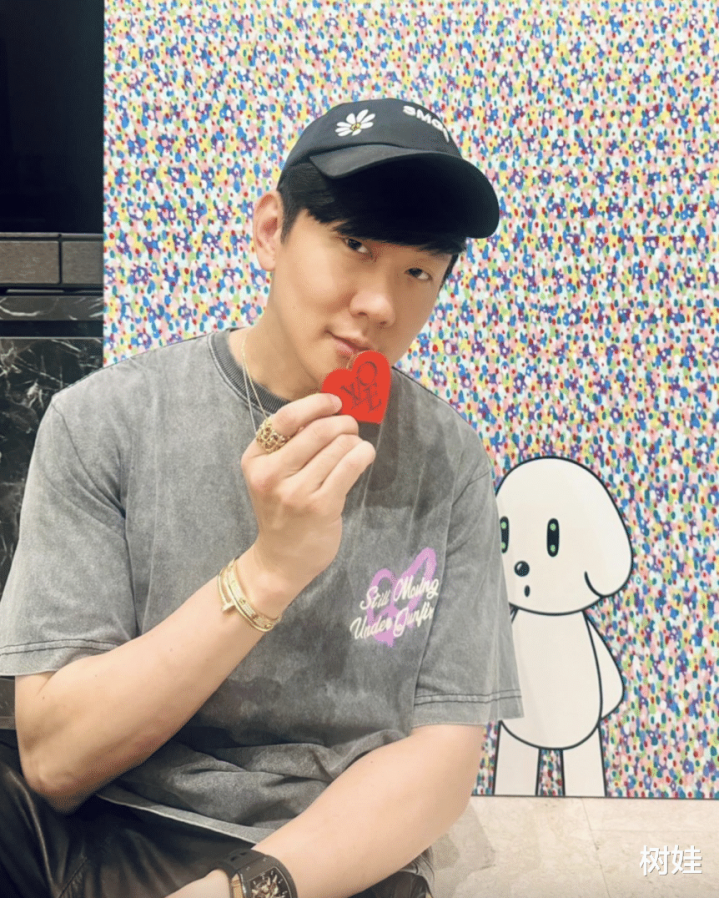 64岁余安安看TaylorSwift巡演, 吊带配热裤活力十足, 同场林恬儿