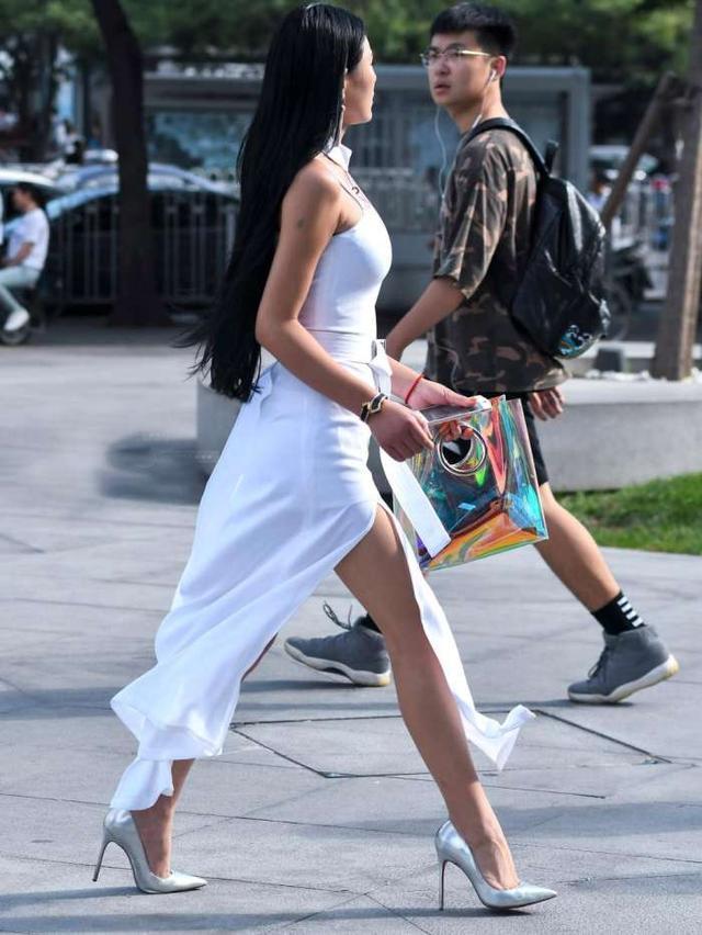 街拍空姐下班白色开衩长裙, 比职业装更迷人