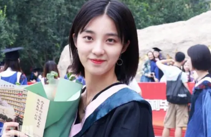 �����񳯡�����һλ��ɫŮ��, û�뵽���ִ�������ֵ���Ƿ���(����˭����)