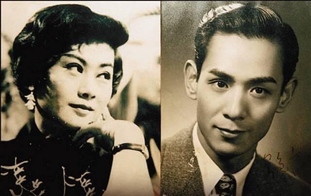 已经中风的鲍方在电视上看到儿子获奖后,无法去接儿子的他只能坐着