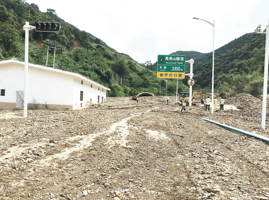 泥石流掩埋400米高速路 余安高速望安段交通中断
