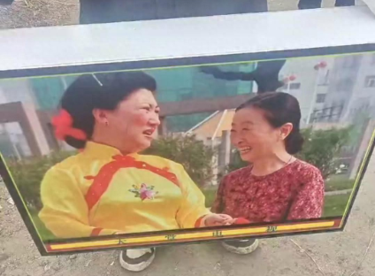 “天堂电视”纸扎印已故演员剧照，律师：涉嫌侵害死者人格利益，家属可起诉