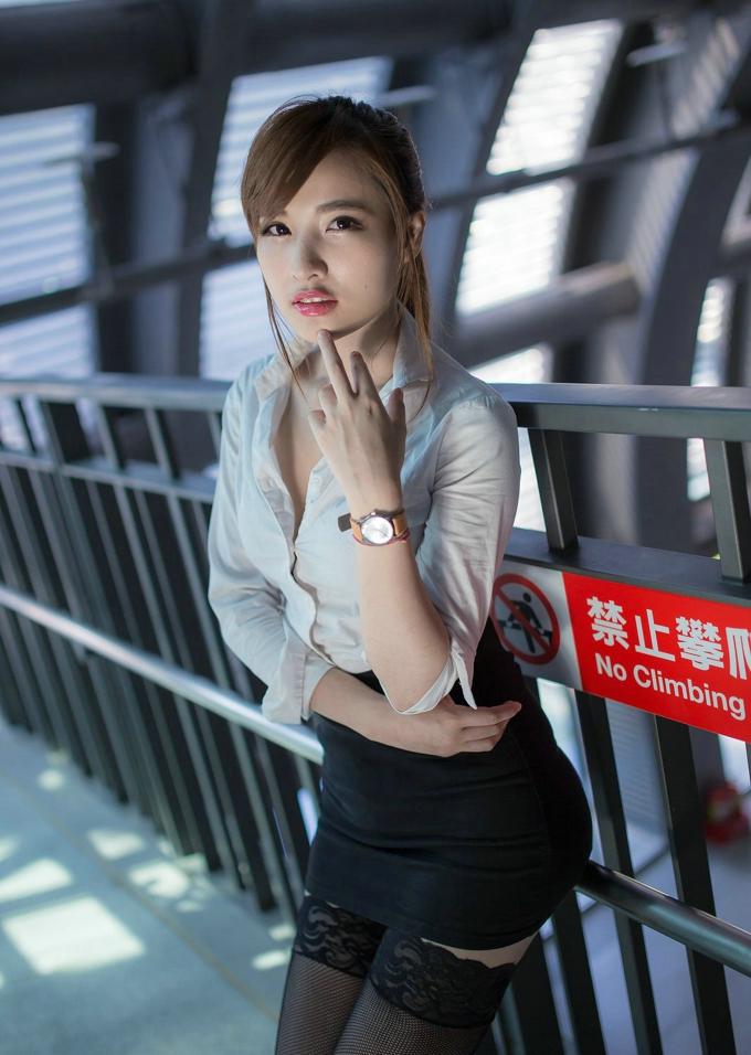气质女白领, 室外俏皮灵动, 衣品很时尚!