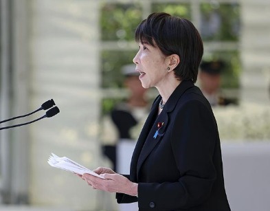 日本首相再次供奉靖国神社！人民日报钟声：日本撕下和平伪装，加速再军事化