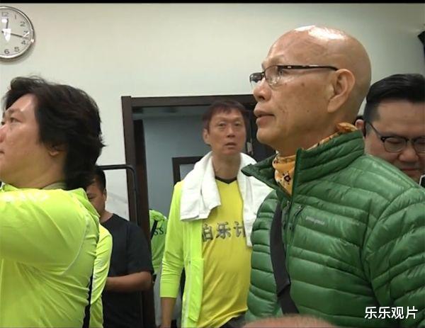 香港明星足球隊聚會: 譚詠麟站椅子上說話, 洪金寶和黃日華認真聽-圖7