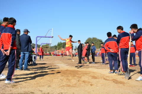 四中沃土育精英 运动赛场展雄风------开原四中举办第59届田径运动会