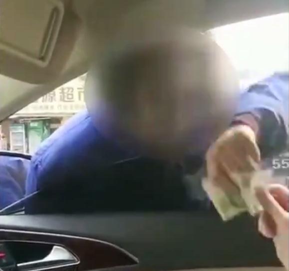 给1元反被骂、组团堵路收费, 开车遇上这种行乞者, 还给钱吗?