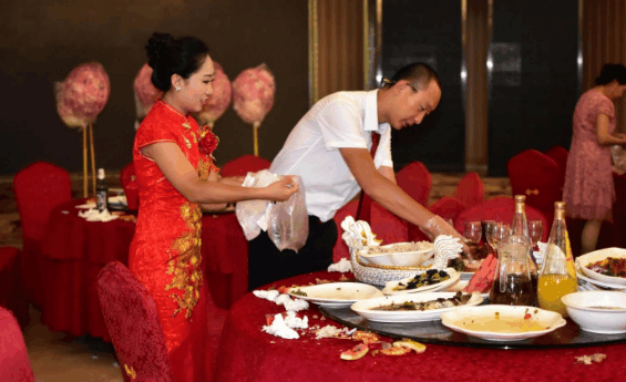 北京一对白领, 婚礼一结束, 马上帮着收拾碗筷