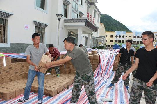 以行动书写忠诚--图记阿坝州纪检监察干部抗震救灾