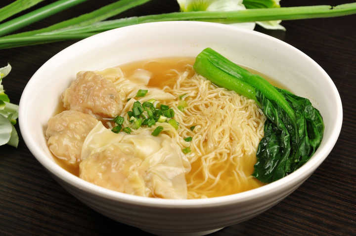 云吞面云吞面又叫做馄饨面,是广东省小吃,一般以云吞拌面,分为汤面和
