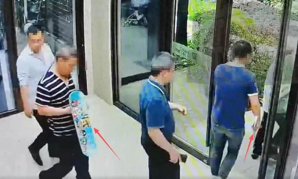 8人持钢管围殴致1骨折仅罚3人，程序违法却不撤销，拟诉讼