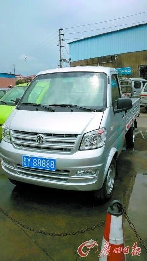 2万货车挂百万豪牌 车牌原主是奔驰此举或为养牌过户