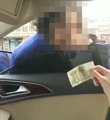 给1元反被骂、组团堵路收费, 开车遇上这种行乞者, 还给钱吗?