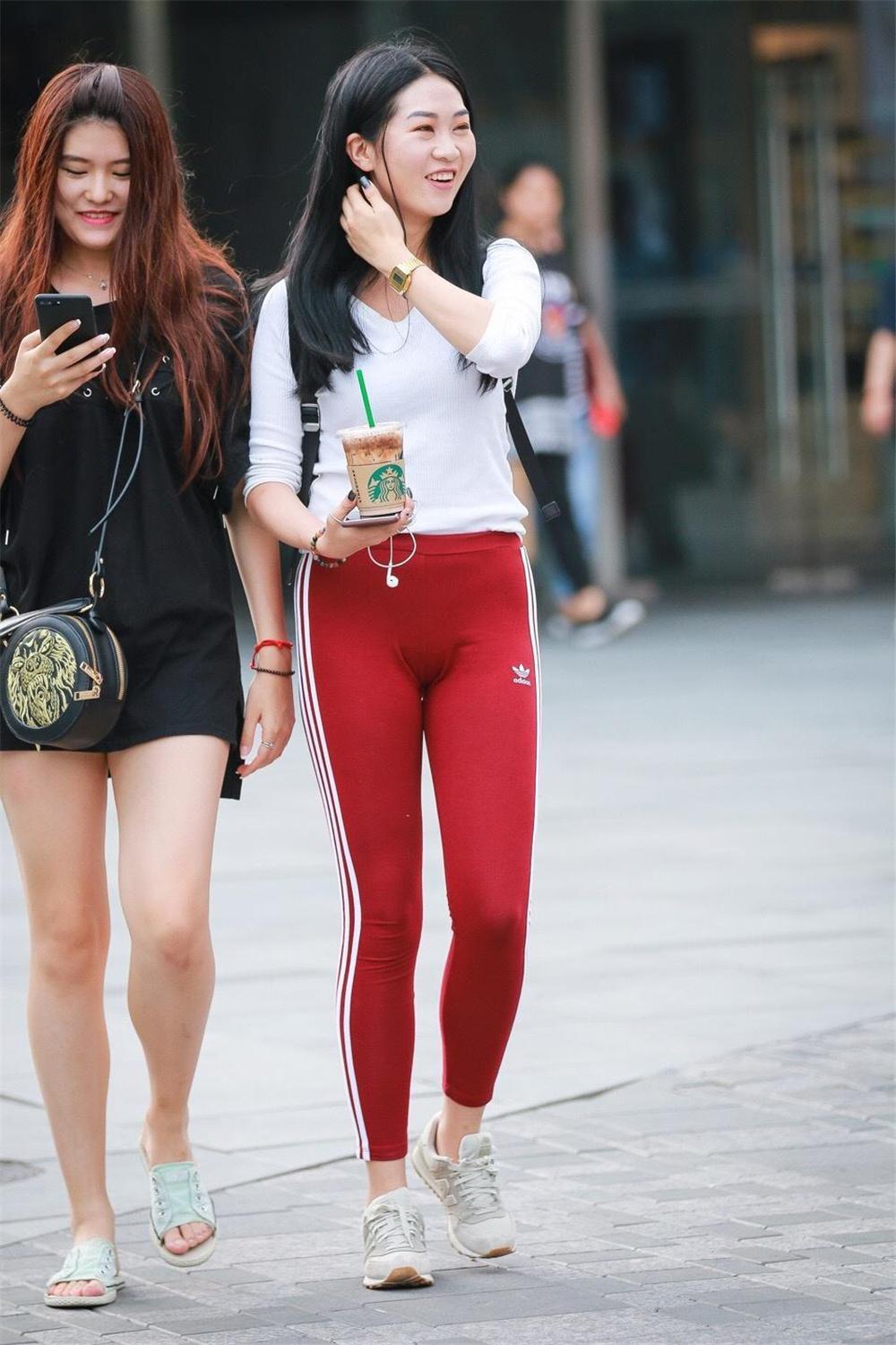 街拍美女: 穿超紧身红色运动裤大长腿, 手拿星巴克咖啡的好身材黄花闺女